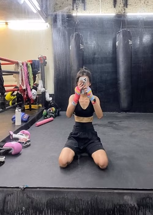 Cô tập thể dục, ăn uống khoa học, bớt lo nghĩ. Ảnh: FB Khả Ngân.