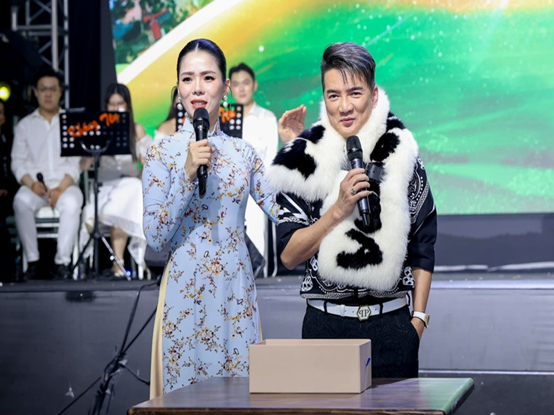 Đàm Vĩnh Hưng tích cực làm từ thiện. Cách đây không lâu, anh đấu giá chiếc khăn hàng hiệu thu về 1 tỷ đồng để ủng hộ bà con vùng lũ.