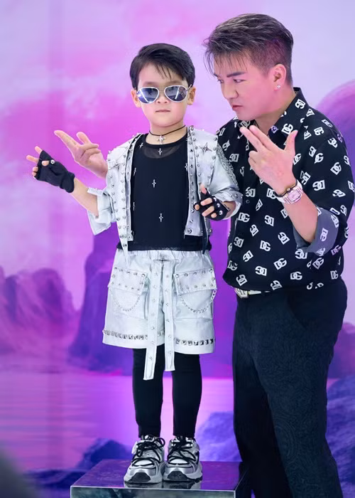 Mr Đàm hướng dẫn bé Polo trước buổi biểu diễn.