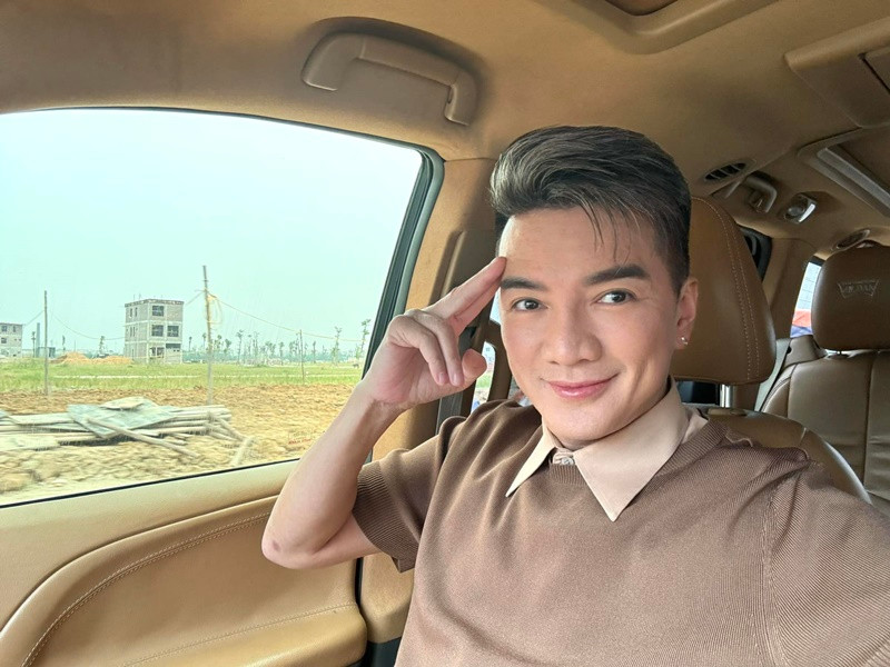 Ca sĩ Đàm Vĩnh Hưng nhận lời xuất hiện tại sự kiện với vai trò khách mời. "Nhiều khách liên lạc mời show, mình đều nói ngay từ đầu luôn là không được hát. Họ bày tỏ: "Anh chị biết chứ, chỉ cần Hưng có mặt thôi. Khách khứa, sui gia, đối tác của anh chị chỉ mong muốn được chụp hình với Hưng lắm nên Hưng nhận lời là tụi này rất vui!". Thế là "ngã giá" thôi. Cuối cùng tôi là ca sĩ hay người mẫu ảnh vậy? Thôi, là ai cũng được, có giá trị sử dụng là được", Đàm Vĩnh Hưng mới đây cho biết.