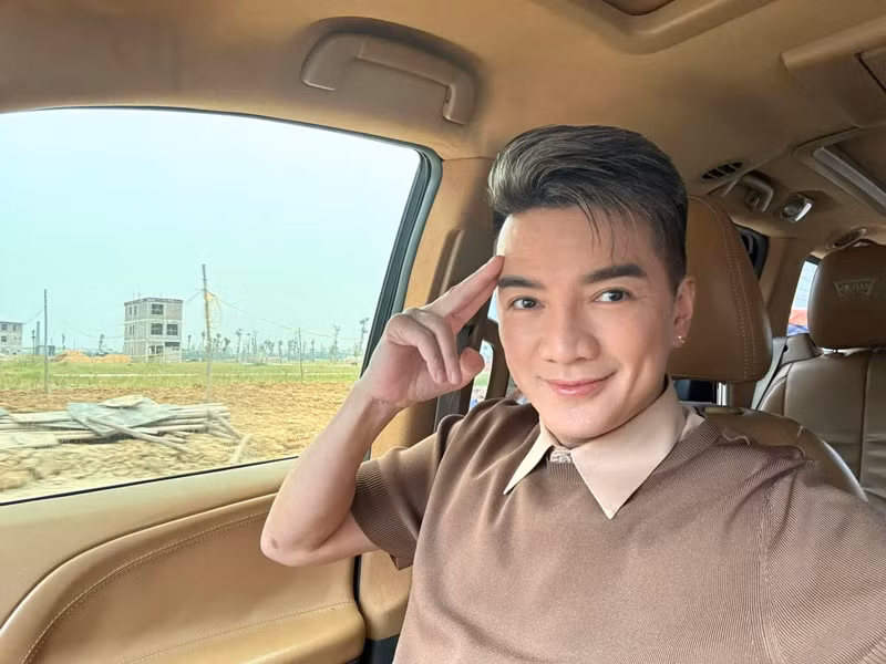 Ca sĩ Đàm Vĩnh Hưng nhận lời xuất hiện tại sự kiện với vai trò khách mời. "Nhiều khách liên lạc mời show, mình đều nói ngay từ đầu luôn là không được hát. Họ bày tỏ: "Anh chị biết chứ, chỉ cần Hưng có mặt thôi. Khách khứa, sui gia, đối tác của anh chị chỉ mong muốn được chụp hình với Hưng lắm nên Hưng nhận lời là tụi này rất vui!". Thế là "ngã giá" thôi. Cuối cùng tôi là ca sĩ hay người mẫu ảnh vậy? Thôi, là ai cũng được, có giá trị sử dụng là được", Đàm Vĩnh Hưng mới đây cho biết.