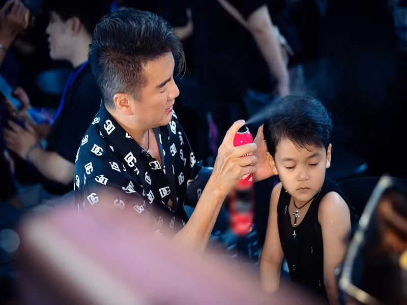 Khi chưa bị cấm diễn, Mr Đàm thường cùng con trai Polo catwalk. Vào tối ngày 31/8, quý tử của Đàm Vĩnh Hưng lần đầu catwalk ở vị trí vedette. Ở hậu trường, Mr Đàm chăm chút cho con trai.