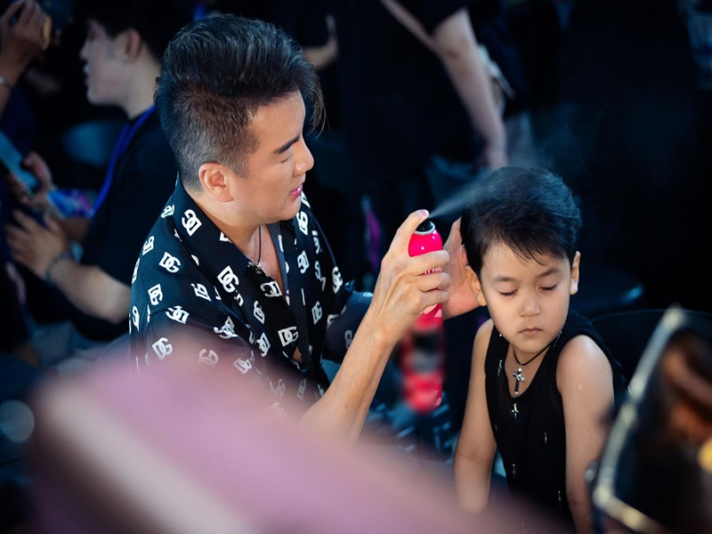 Khi chưa bị cấm diễn, Mr Đàm thường cùng con trai Polo catwalk. Vào tối ngày 31/8, quý tử của Đàm Vĩnh Hưng lần đầu catwalk ở vị trí vedette. Ở hậu trường, Mr Đàm chăm chút cho con trai.