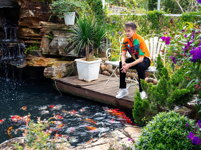 Tháng 7/2024, Đàm Vĩnh Hưng bị xử phạt hành chính 27,5 triệu đồng cũng như bị cấm diễn và ra sản phẩm nghệ thuật trong 9 tháng sau khi đeo huy hiệu “lạ” trong đêm nhạc tháng 5/2024.