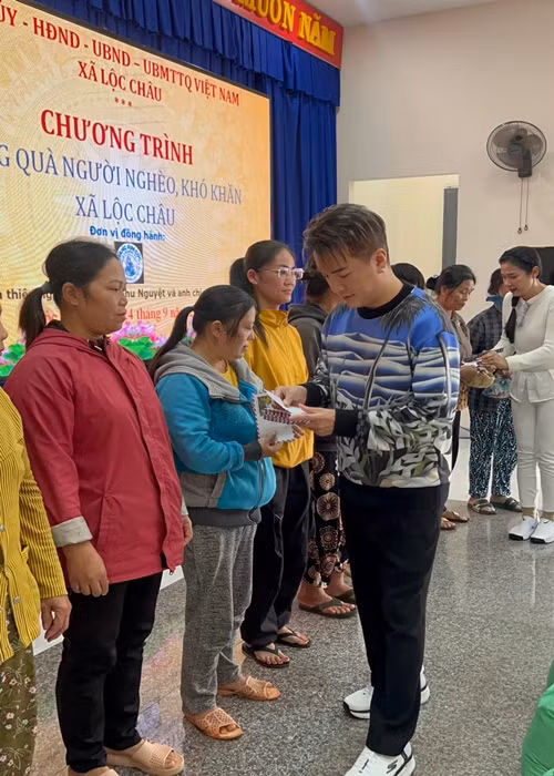 Đàm Vĩnh Hưng đi làm từ thiện cùng Việt Trinh vào tháng 9 vừa qua.