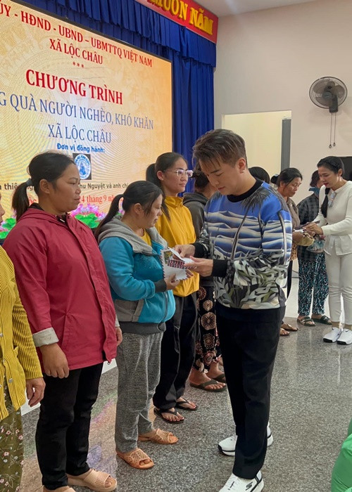 Đàm Vĩnh Hưng đi làm từ thiện cùng Việt Trinh vào tháng 9 vừa qua.