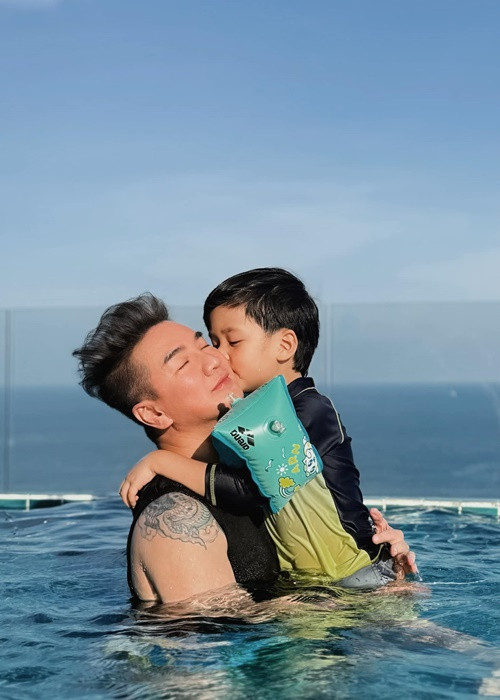 Nam ca sĩ thường xuyên đưa quý tử đi du lịch, nghỉ dưỡng.