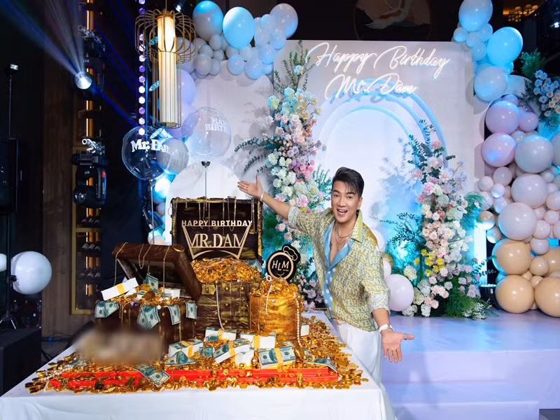 Nam ca sĩ tổ chức tiệc sinh nhật hoành tráng.