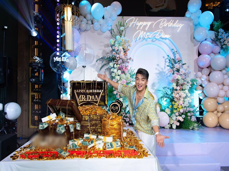 Nam ca sĩ tổ chức tiệc sinh nhật hoành tráng.