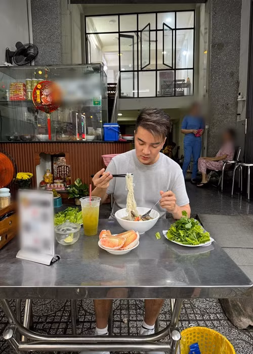 Sau ồn ào, Đàm Vĩnh Hưng gây chú ý khi đăng ảnh ăn quán bình dân.