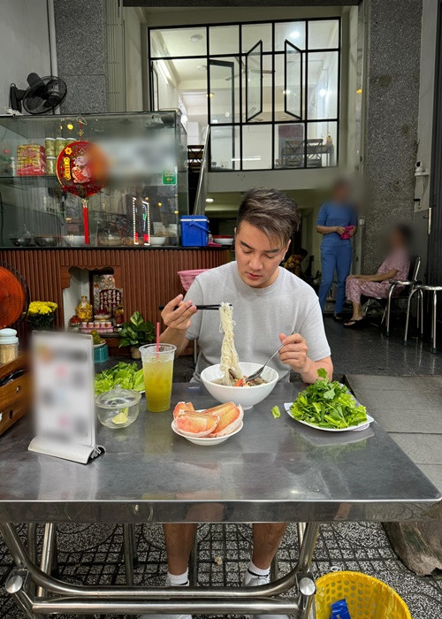 Sau ồn ào, Đàm Vĩnh Hưng gây chú ý khi đăng ảnh ăn quán bình dân.