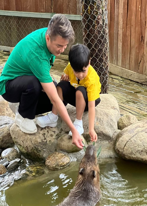 Không bận rộn đi hát, Đàm Vĩnh Hưng có nhiều thời gian dành cho con trai.