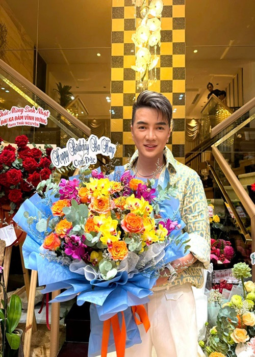 Đầu tháng 10, Mr Đàm nhận được nhiều món quà dịp sinh nhật lần thứ 53.