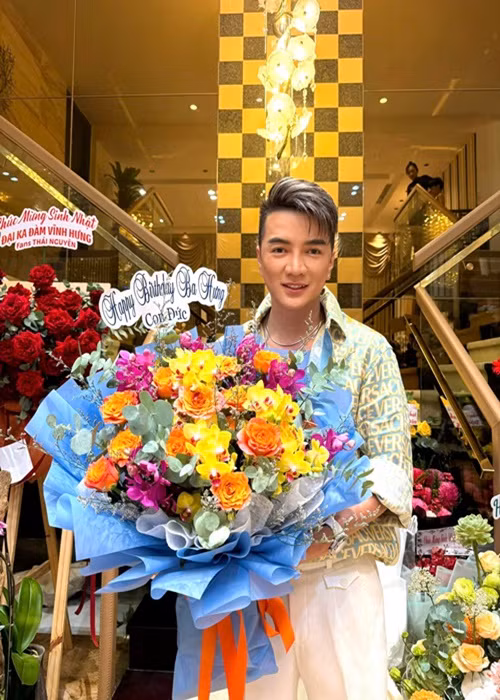 Đầu tháng 10, Mr Đàm nhận được nhiều món quà dịp sinh nhật lần thứ 53.