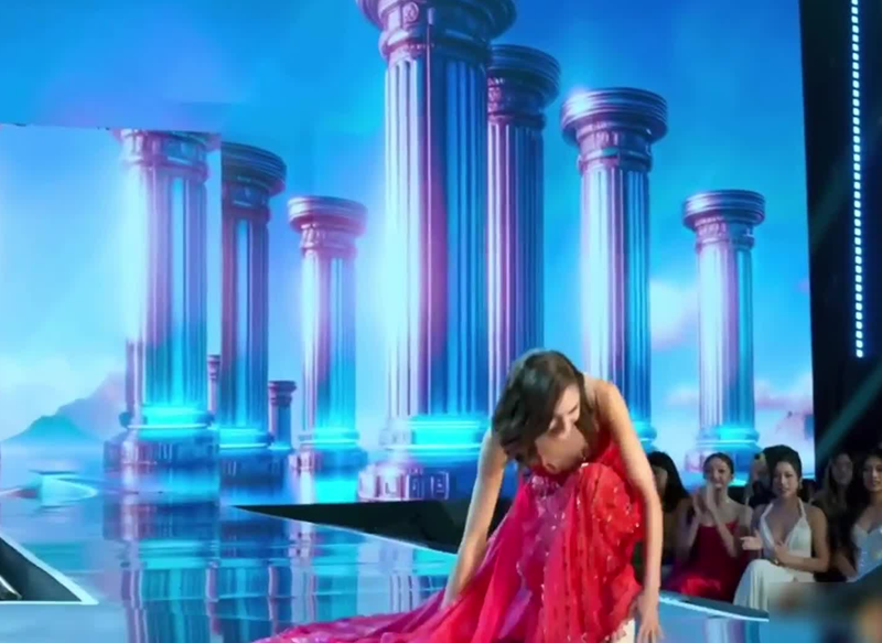 Người đẹp cố gắng đứng dậy sau cú ngã. Ảnh: Vietnamnet.