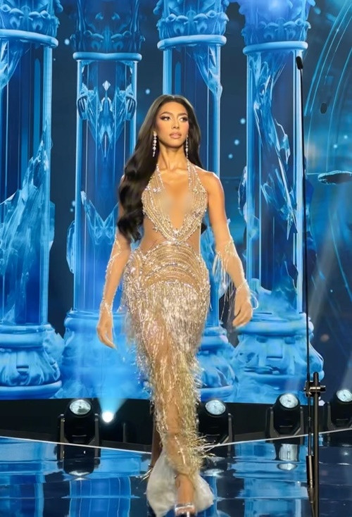 Đại diện CH Dominica mặc trang phục dạ hội xẻ ngực sâu. Ảnh: Instagram Miss Cosmo.