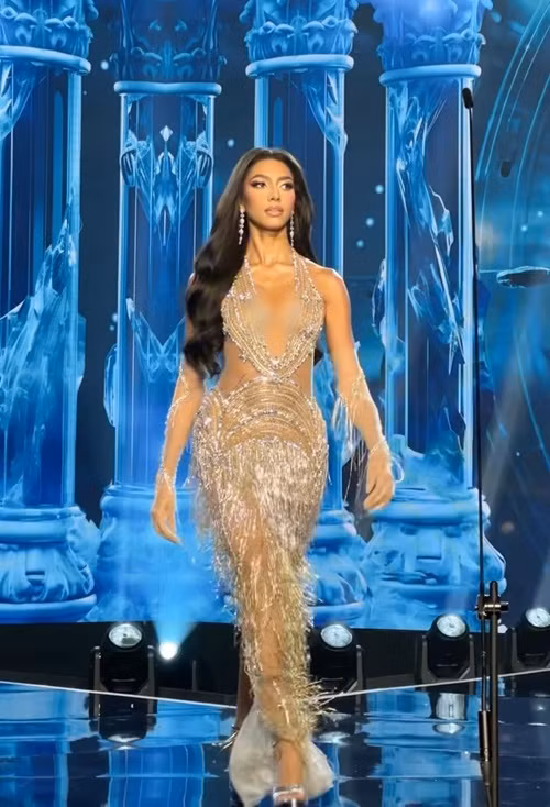 Đại diện CH Dominica mặc trang phục dạ hội xẻ ngực sâu. Ảnh: Instagram Miss Cosmo.