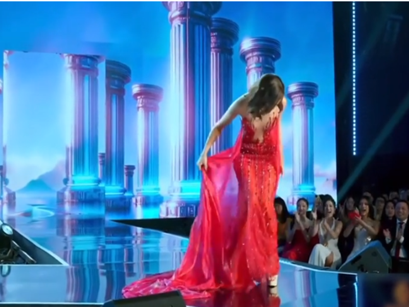 Nhiều khán giả cổ vũ đại diện Ukraine. Ảnh: Vietnamnet.