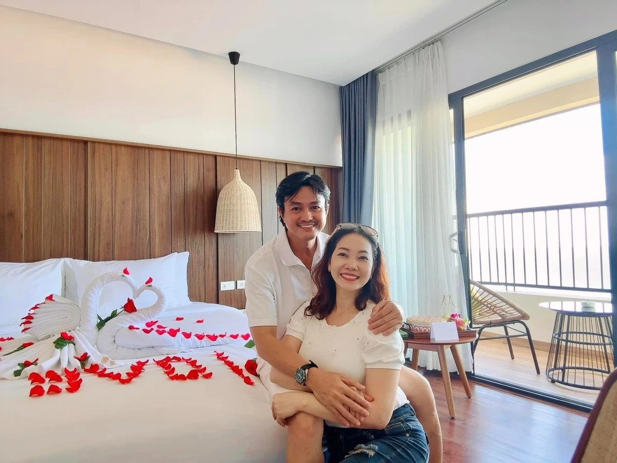 Vợ chồng Cao Minh Đạt du lịch biển, mừng kỷ niệm 8 năm kết hôn. Trên tài khoản cá nhân, diễn viên Mùi ngò gai chia sẻ ảnh hạnh phúc bên bà xã Trúc Trương và chú thích: "Biển một bên, hồ bơi một bên và vợ chồng tôi một bên. Kỷ niệm ngày cưới thật đáng nhớ".