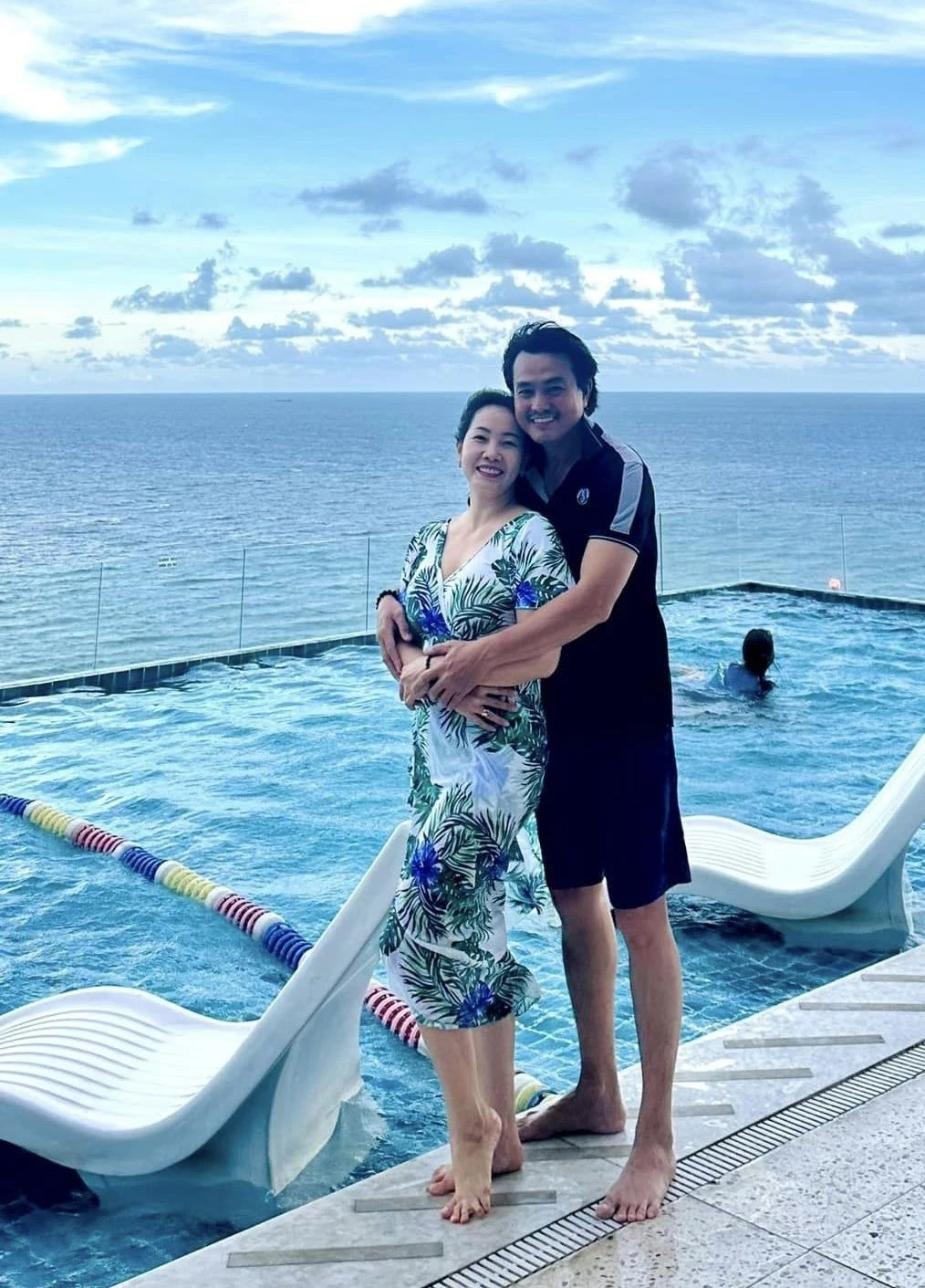 Đáp lại tình cảm của chồng, Trúc Trương bày tỏ: "Vợ xin chúc chồng 'luôn hạnh phúc bên cạnh vợ, tràn đầy sức khỏe và thành công trong mọi lĩnh vực'. Em biết ơn anh vì tình yêu, sự chăm sóc và sự đồng hành của anh trong cuộc sống. Mong rằng tình yêu của chúng ta sẽ ngày càng vững bền".