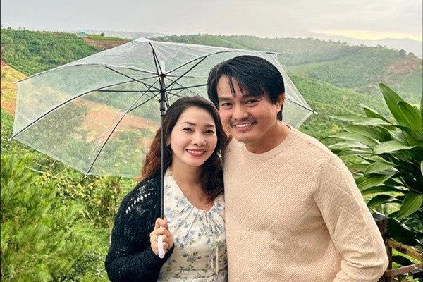 Trong cuộc phỏng vấn cách đây không lâu, Cao Minh Đạt cho biết vợ không ghen khi anh đóng chung với nhiều người đẹp. "Nếu ghen thì chắc không can đảm cưới đâu. Hơn ai hết, bà xã hiểu tính cách của tôi. Đóng phim chỉ là công việc, tôi ở trên phim là nhân vật chứ không phải tôi ngoài đời", anh nói.