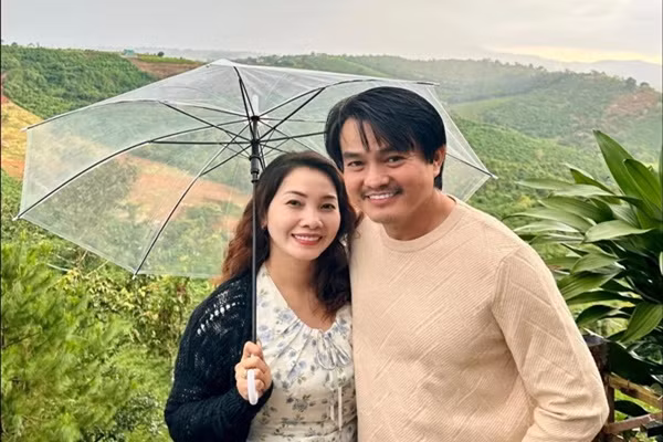 Trong cuộc phỏng vấn cách đây không lâu, Cao Minh Đạt cho biết vợ không ghen khi anh đóng chung với nhiều người đẹp. "Nếu ghen thì chắc không can đảm cưới đâu. Hơn ai hết, bà xã hiểu tính cách của tôi. Đóng phim chỉ là công việc, tôi ở trên phim là nhân vật chứ không phải tôi ngoài đời", anh nói.