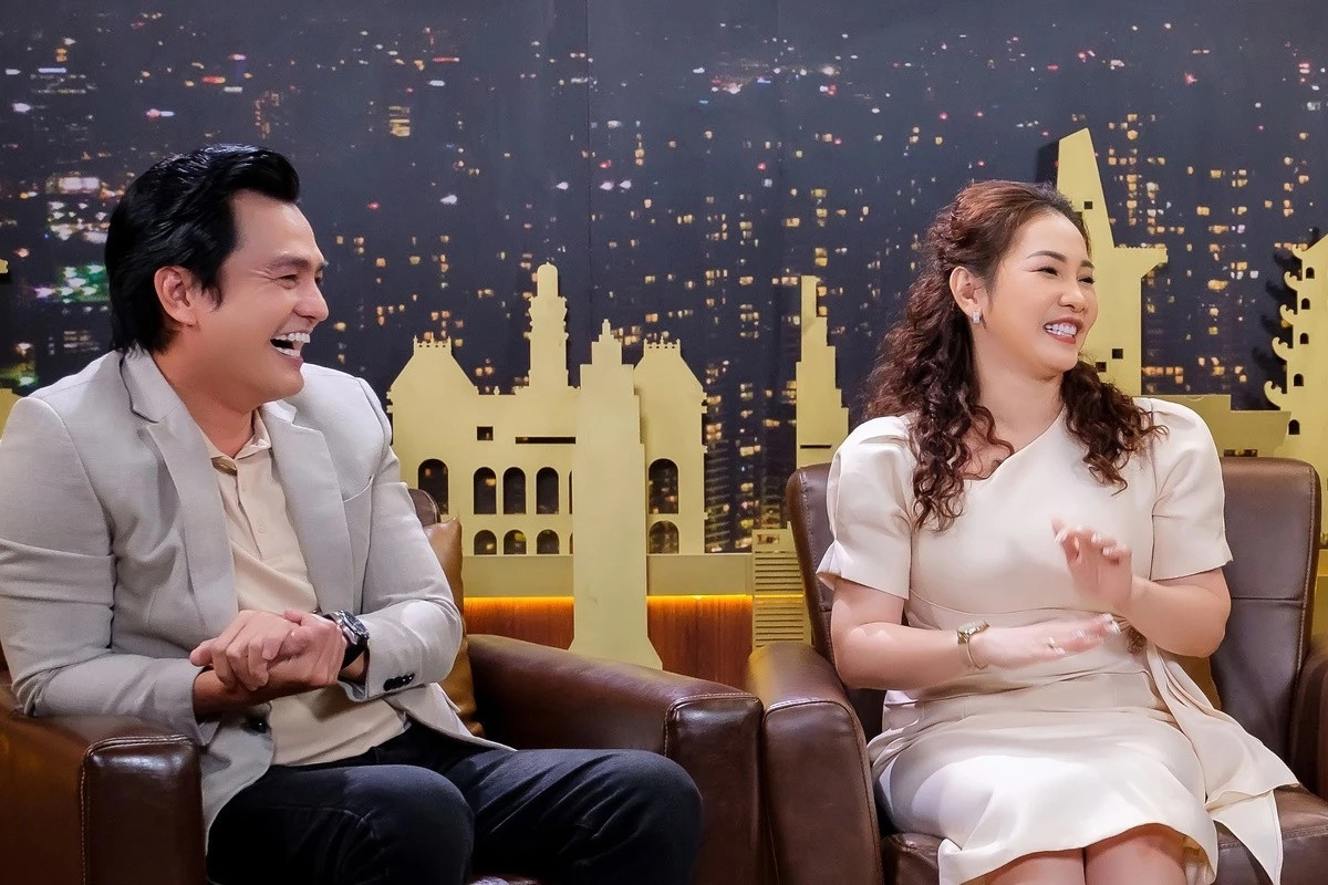 Trúc Trương bật mí Cao Minh Đạt nóng tính nhưng hai người chỉ lời qua tiếng lại chút là một trong hai tự ngưng. Về phía Cao Minh Đạt, anh nói bản thân không phải tuýp người lãng mạn nhưng luôn cố gắng làm vợ vui. Hiện, ngoài đóng phim, Cao Minh Đạt giúp vợ livestream bán hàng. Trúc Trương nói hôn nhân của họ hòa hợp, hạnh phúc.