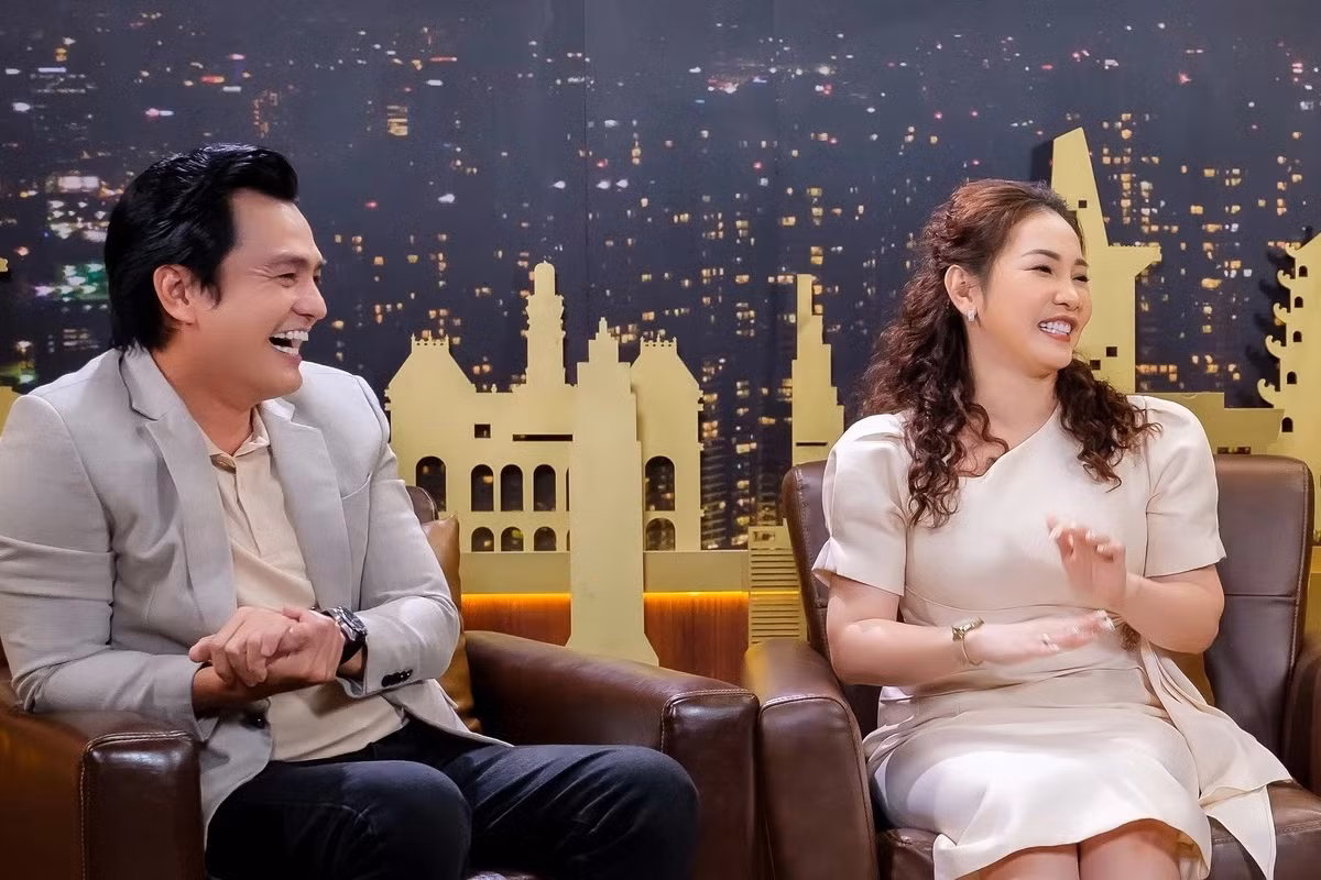 Trúc Trương bật mí Cao Minh Đạt nóng tính nhưng hai người chỉ lời qua tiếng lại chút là một trong hai tự ngưng. Về phía Cao Minh Đạt, anh nói bản thân không phải tuýp người lãng mạn nhưng luôn cố gắng làm vợ vui. Hiện, ngoài đóng phim, Cao Minh Đạt giúp vợ livestream bán hàng. Trúc Trương nói hôn nhân của họ hòa hợp, hạnh phúc.