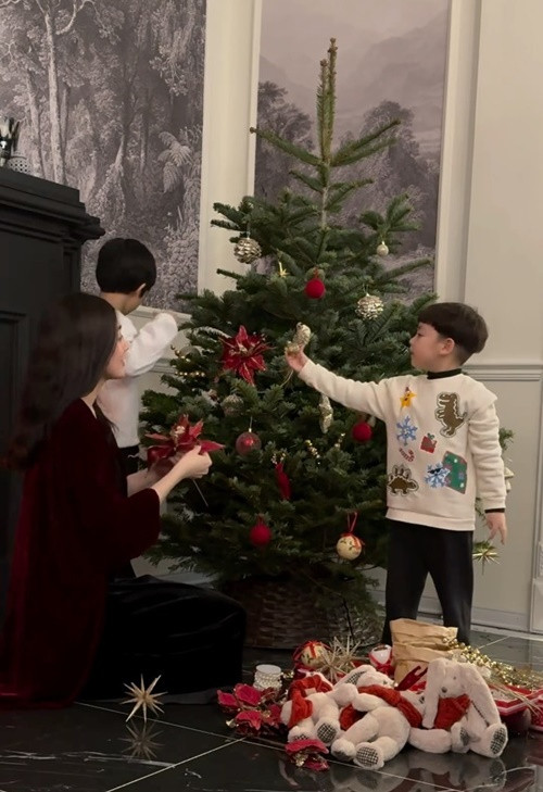Nàng hậu cùng quý tử trang trí cây thông dịp Giáng sinh. Ảnh: Instagram Tú Anh.