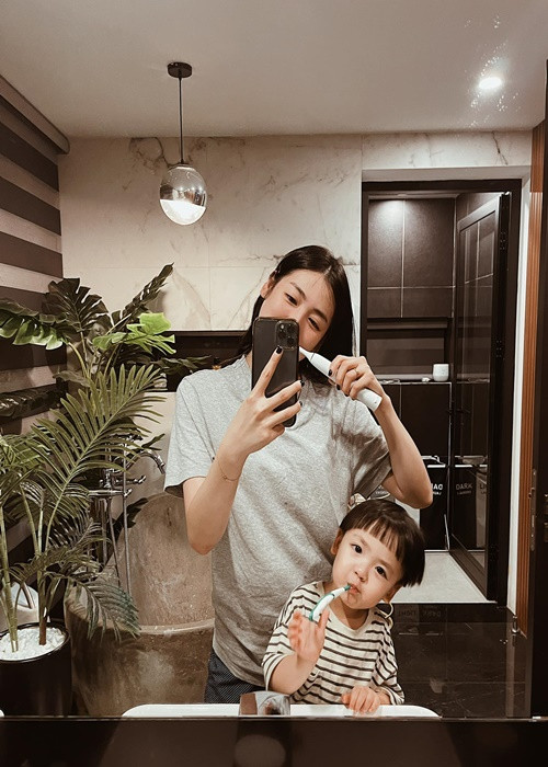 Vợ chồng nàng hậu cùng con trai sống thảnh thơi, vui vẻ trong cơ ngơi bạc tỷ. Ảnh: FB Tú Anh.