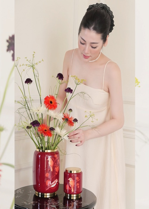 Tú Anh chia sẻ: "Ngoài trời nắng quá thì mình ở nhà, thảnh thơi cắm hoa chờ thu tới". Ảnh: Instagram Tú Anh.