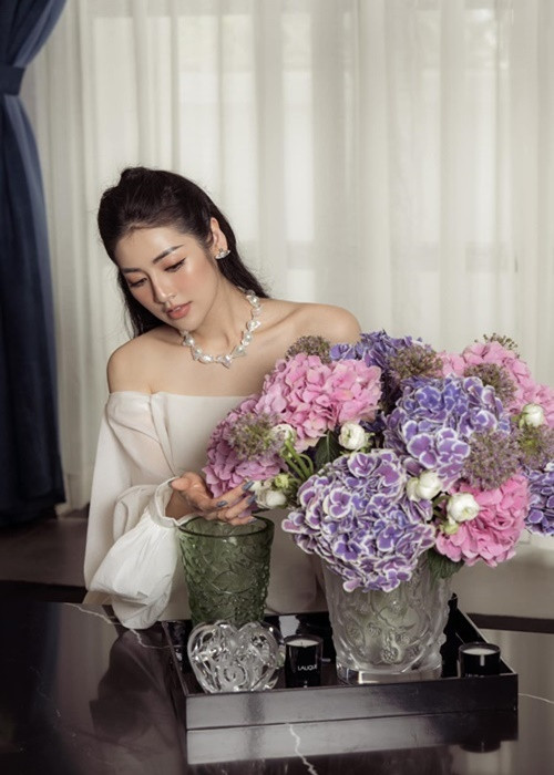 Nàng hậu thích tự cắm hoa trong cơ ngơi 250 tỷ đồng. Ảnh: FB Tú Anh.