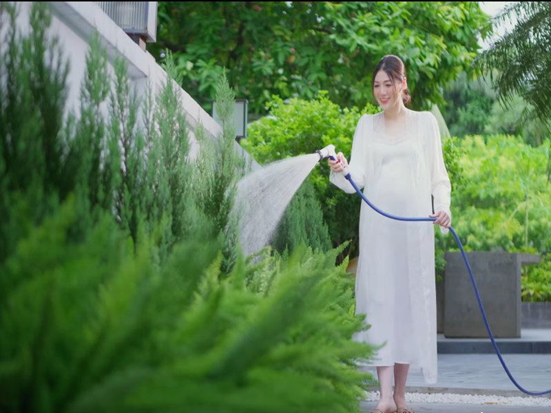 Nàng hậu còn thích chăm sóc vườn cây trong biệt thự. Ảnh: FB Tú Anh.