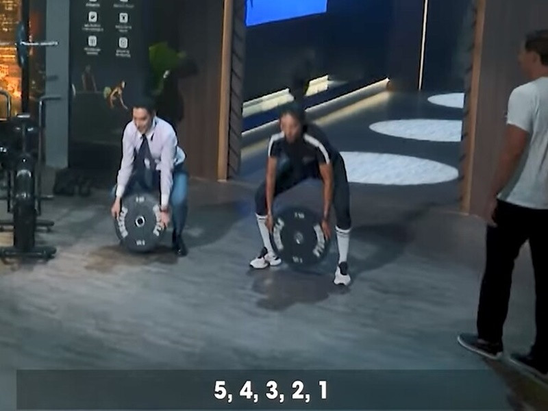 "Tôi cứ để bình thường thôi vì máy quay ở phía trước", Shark Minh chia sẻ về sự cố trang phục. Ảnh: Phụ Nữ Pháp Luật.