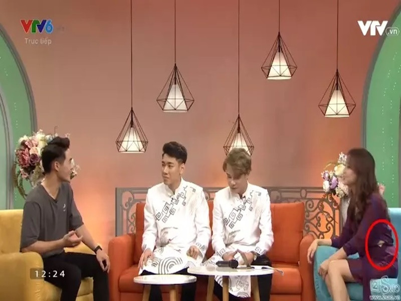 Trong trình Bữa trưa vui vẻ tháng 7/2019, MC Minh Hằng bị rách một khoảng khá lớn ở phần eo váy phía chính diện máy quay. Ảnh: Vietnamnet.