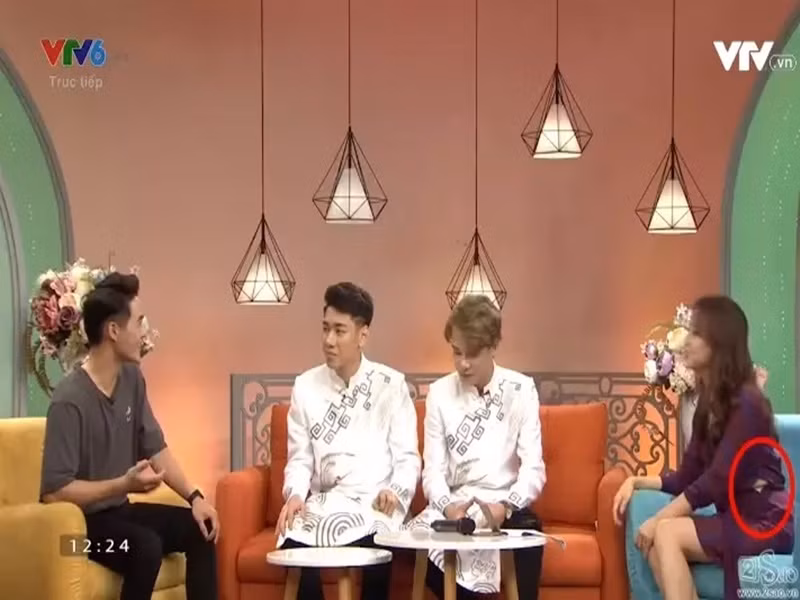 Trong trình Bữa trưa vui vẻ tháng 7/2019, MC Minh Hằng bị rách một khoảng khá lớn ở phần eo váy phía chính diện máy quay. Ảnh: Vietnamnet.