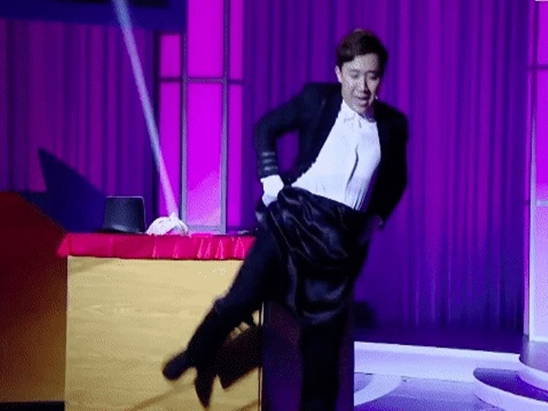 Trấn Thành nhanh trí lấy khăn đạo cụ quấn quanh người. Ảnh: Thời Đại Plus.