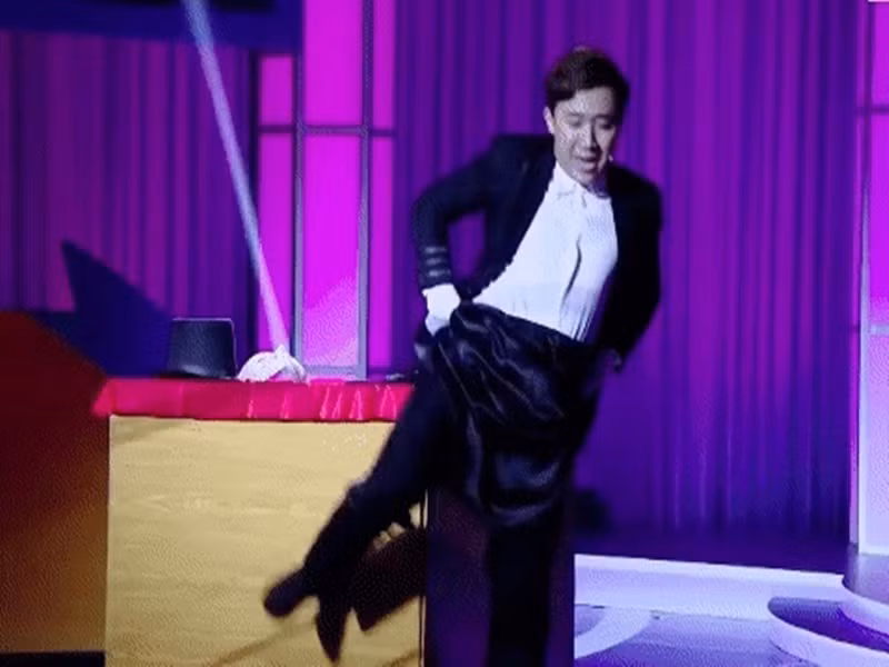 Trấn Thành nhanh trí lấy khăn đạo cụ quấn quanh người. Ảnh: Thời Đại Plus.