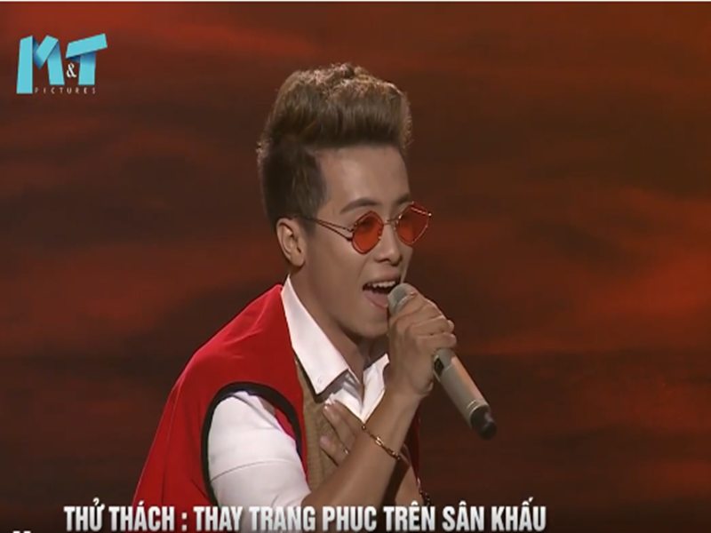 Trong chương trình Ai sẽ thành sao, thí sinh Khánh Long vừa hát vừa phải thay trang phục. Ảnh chụp màn hình.