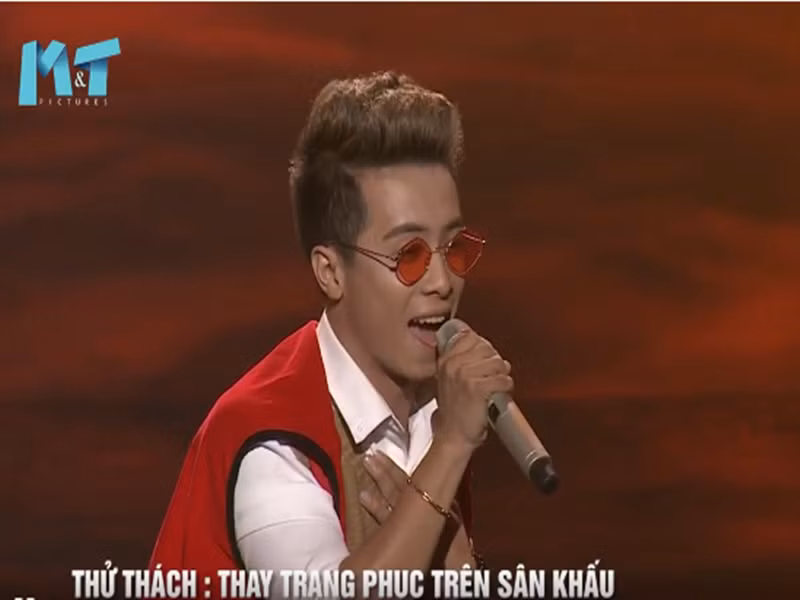 Trong chương trình Ai sẽ thành sao, thí sinh Khánh Long vừa hát vừa phải thay trang phục. Ảnh chụp màn hình.