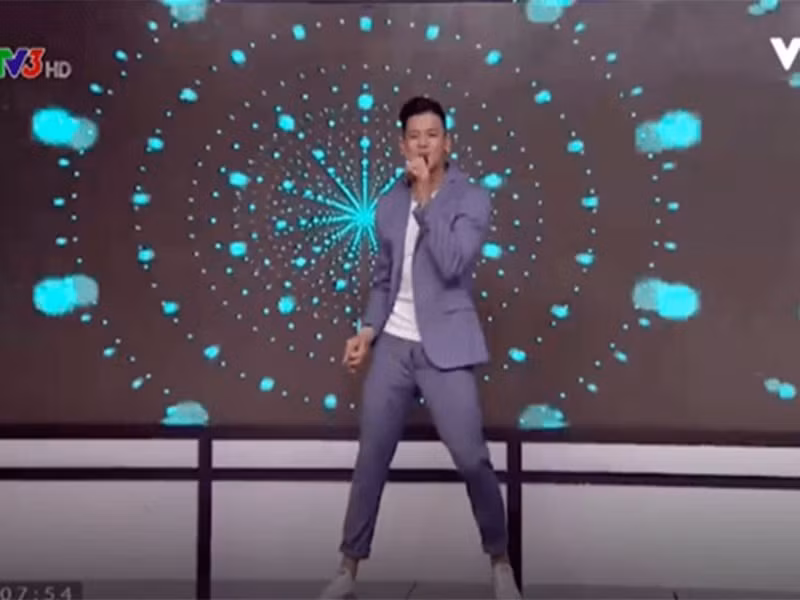 Biểu diễn trong chương trình Cà phê sáng, ca sĩ Trọng Hiếu gặp tình huống dở khóc dở cười vì quên khóa quần. Ảnh: VTV.