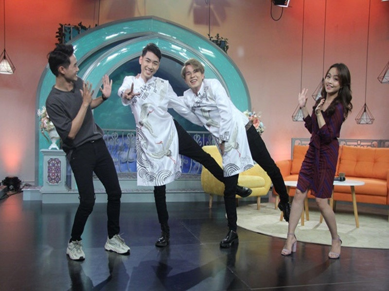 Nhận ra sự cố trang phục, Minh Hằng dùng tay che chắn phần eo để hoàn thành chương trình trực tiếp. Ảnh: Dân Việt.