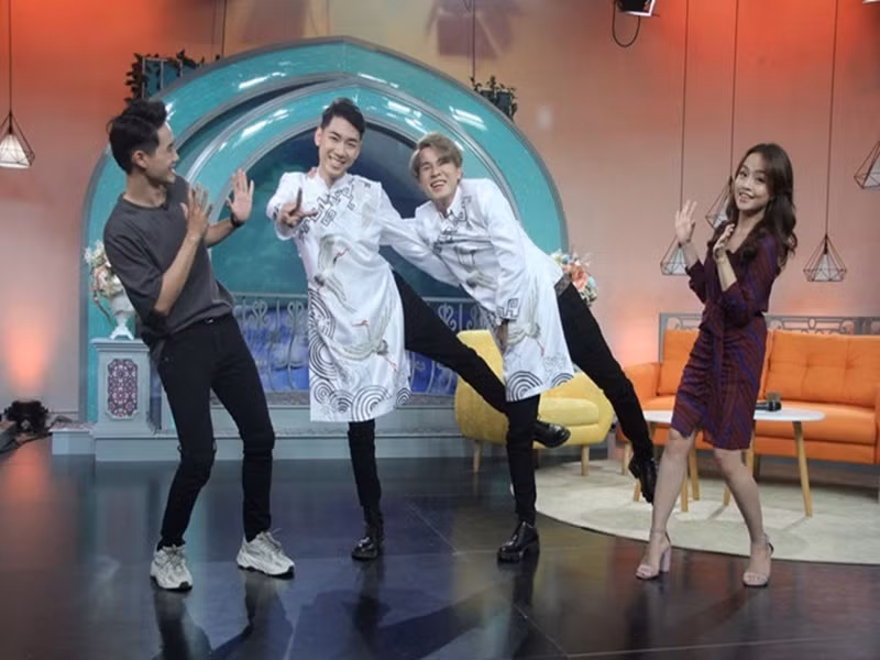 Nhận ra sự cố trang phục, Minh Hằng dùng tay che chắn phần eo để hoàn thành chương trình trực tiếp. Ảnh: Dân Việt.