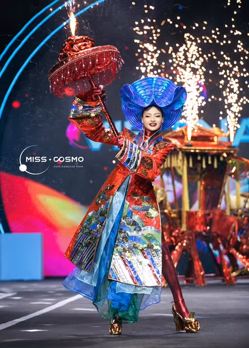 Trong phần thi trang phục dân tộc, Xuân Hạnh trình diễn thiết kế Tý Hỷ được lấy cảm hứng từ bức tranh Đám cưới chuột của dòng tranh dân gian Đông Hồ. Ảnh: FB Bùi Xuân Hạnh.