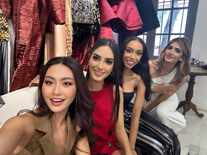 Xuân Hạnh thường xuyên đăng tải hình ảnh thân thiết bên các thí sinh khác. Ảnh: FB Bùi Xuân Hạnh.