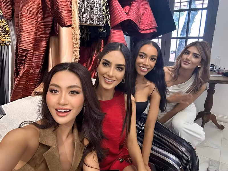 Xuân Hạnh thường xuyên đăng tải hình ảnh thân thiết bên các thí sinh khác. Ảnh: FB Bùi Xuân Hạnh.