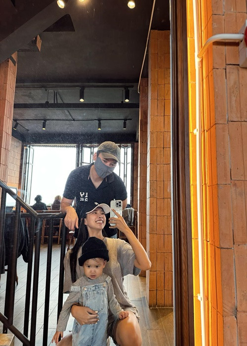 Con gái là sợi dây gắn kết tình cảm của vợ chồng Phan Mạnh Quỳnh thêm mặn nồng. Ảnh: FB Huỳnh Khánh Vy.