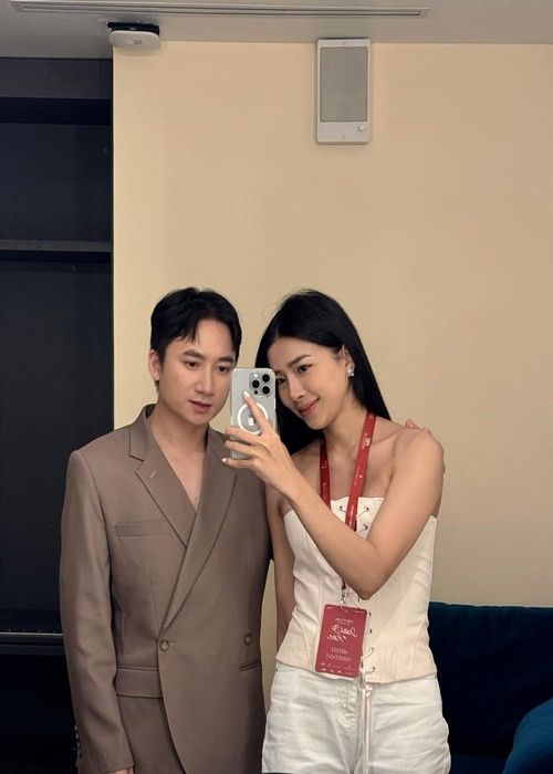 Phan Mạnh Quỳnh đưa hết tiền cho vợ, anh dành không ít lời có cánh cho người bạn đời. Ảnh: FB Huỳnh Khánh Vy.