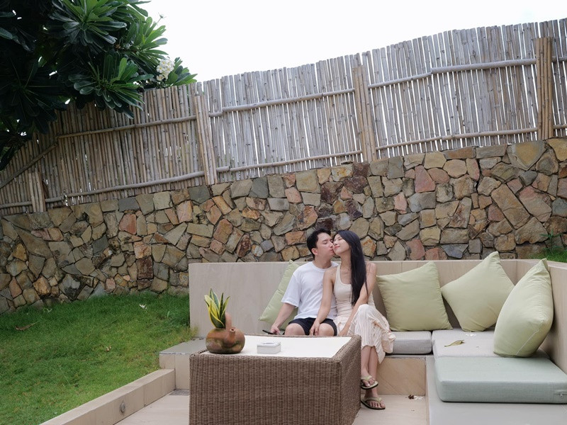 Vợ chồng Phan Mạnh Quỳnh hâm nóng tình cảm bằng những chuyến du lịch. Ảnh: FB Huỳnh Khánh Vy.