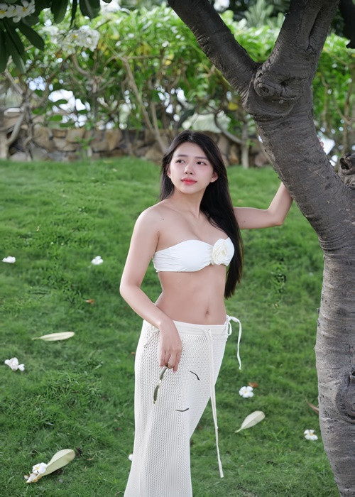 Vợ Phan Mạnh Quỳnh ngày càng gợi cảm sau khi sinh con. Ảnh: FB Huỳnh Khánh Vy.